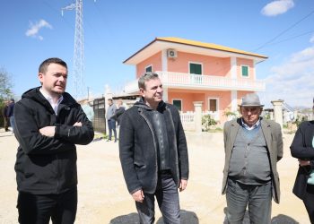 Zyrtarët socialistë injorojnë KQZ-në dhe shfrytëzojnë burimet publike për fushatë