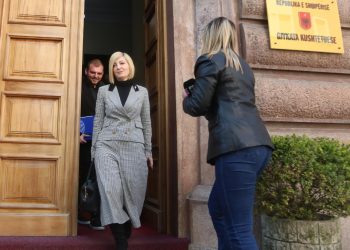 Gjykata Kushtetuese shtyn shqyrtimin e VKM-së për pallatet pa leje
