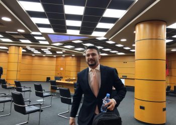 Këshilltari ligjor, Ermal Tauzi përballet pa telashe me vetingun
