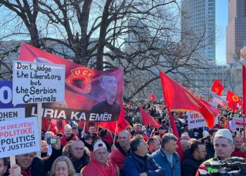 Shqiptarët mblidhen në mbështetje të “çlirimtarëve” jashtë Gjykatës së Hagës