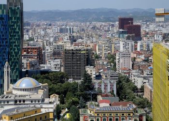 Ekonomistët e cilësojnë “jorealist” zotimin për “pagat e reja” të kryeministrit Rama