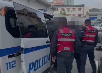 “Tërhiqu nga tenderi”: Tre persona në pranga për kërcënim
