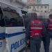 “Tërhiqu nga tenderi”: Tre persona në pranga për kërcënim