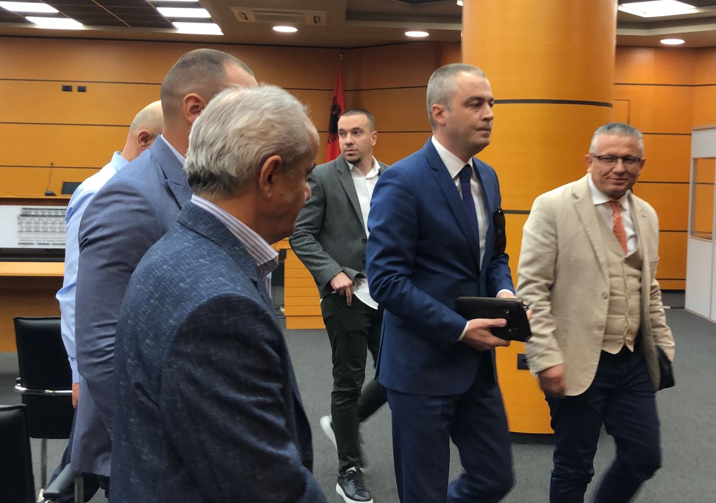 Prokurori Sokol Malaj dhe avokati Julian Mërtiri pas seancës së njoftimit të vendimit. Foto:BIRN