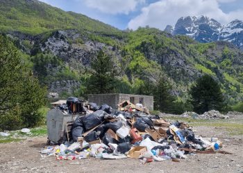 ‘Parajsa turistike’ e Thethit kërcënohet nga malet e mbeturinave