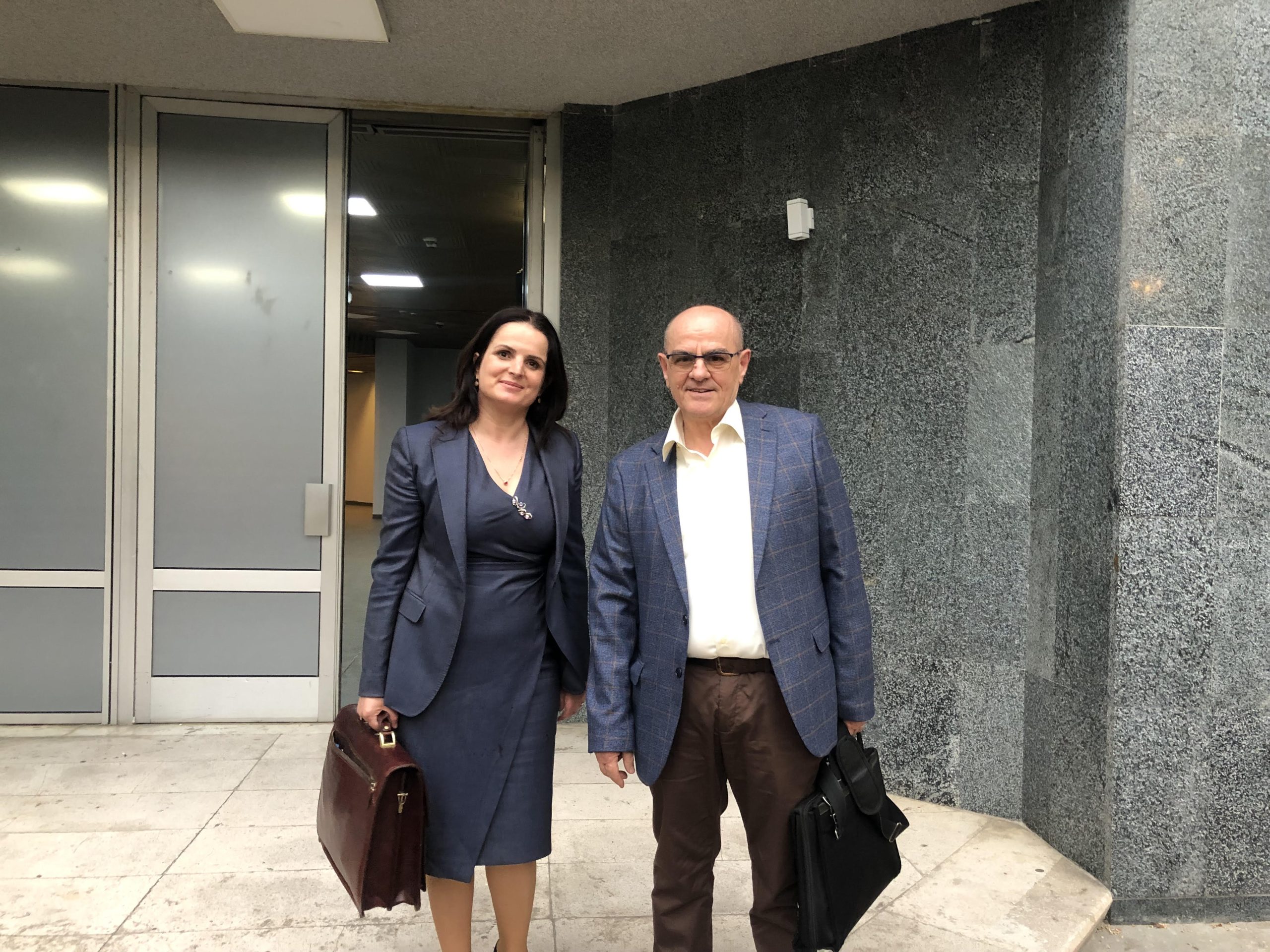 Gjyqtari Petraq Çuri me përfaqësuesen Antoneta Sevdari. Foto: Edmond Hoxhaj. 