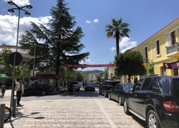 Kandidatët për Mallakastrën shkëmbejnë akuza, ndërsa qytetarët janë mosbesues