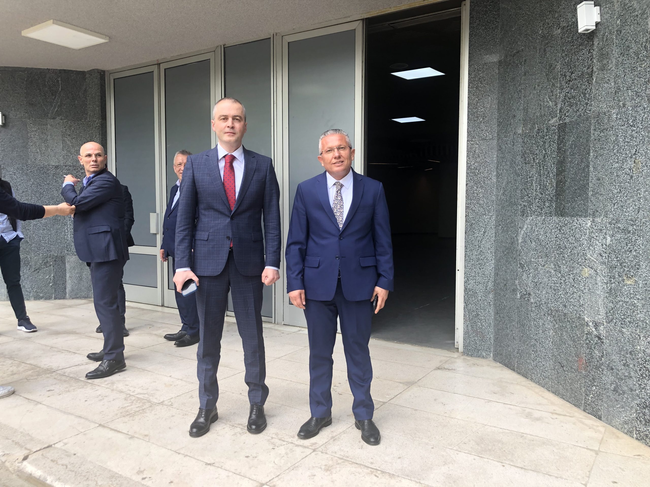 Prokurori Sokol Malaj (djathtas) dhe avokati i tij, Julian Mërtiri pas seancës dëgjimore në KPK. Foto: Vladimir Karaj. 
