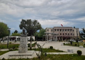 Fushatë zgjedhore me asfalt dhe varfëri në Burrel