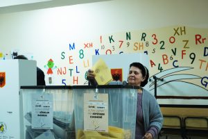 Grua shqiptare voton në zgjedhje vendore
