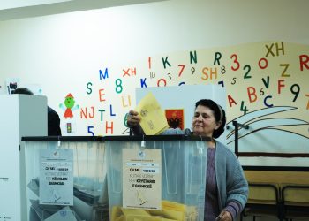 Grua shqiptare voton në zgjedhje vendore