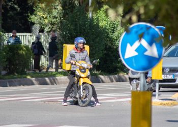 Pasiguri dhe presion: Motoristët e sektorit “delivery” përballen me risk të lartë në punë