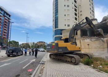 Prishja e një godine në Vlorë shoqërohet me protesta të banorëve të shpronësuar