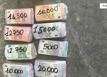 Policia gjen 100 mijë euro në tavanin e një autobusi nga Italia