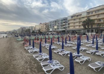 Plazhi i Durrësit bëhet gati për një fluks të ri turistësh të huaj