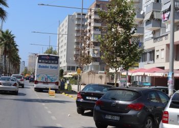 Mungesa e hapësirave të parkimit dëmton turizmin në Durrës