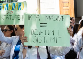 Studentët e mjekësisë në protestë kundër ‘kontratës së detyrueshme’