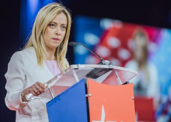 Meloni e Italisë kërkon ta bëjë surrogacinë një krim “universal”