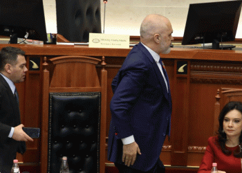 Transaksione zinxhir: Si Arben Ahmetaj i siguroi dhe mobiloi dy vila luksoze