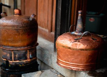 Nga bodrumet në tavolinë; alkooli i pakontrolluar rrit rastet e helmimit në Korçë