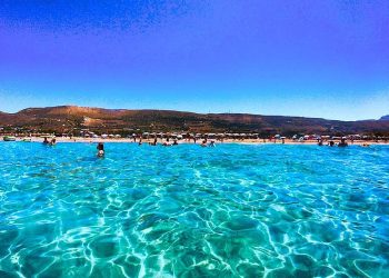 “Lëvizja e peshqirëve” në Greqi kërkon të rimarrë plazhet