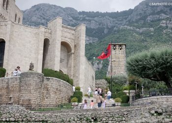 Çudia shqiptare: Turizmi rritet, konsumi i energjisë elektrike bie