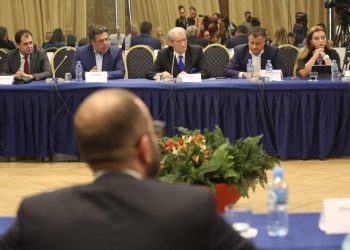 Deputetët e opozitës ndërmarrin një hap drejt bashkimit