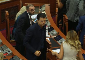 Përplasja për kreun e grupit të PD fut në ngërç juridik Kuvendin