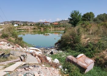 Mbetje dhe ujëra të zeza në liqen, pamja tjetër e Belshit