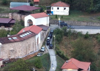 Kryeministri i Kosovës akuzon grupet e mbështetura nga Serbia për vrasjen e policit