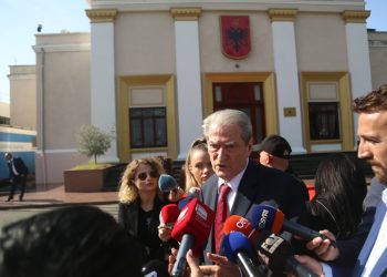 Kuvendi përjashton 26 deputetë të opozitës pas bllokimit të seancës