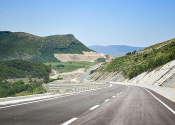 Lufta për tenderin 19 milionë euro vendosi nën akuzë ish-drejtoreshën e rrugëve