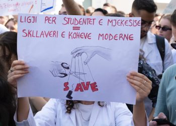 Studentët e mjekësisë ndërpresin bojkotin, pasi rektorati pranoi të presë vendimin e Gjykatës Kushtetuese
