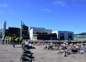 Hiri i mbetjeve spitalore groposet në ‘malin me plehra’ të landfillit të Elbasanit