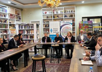 Sondazhi: Korrupsioni dhe keqqeverisja i shtyjnë shqiptarët drejt emigrimit