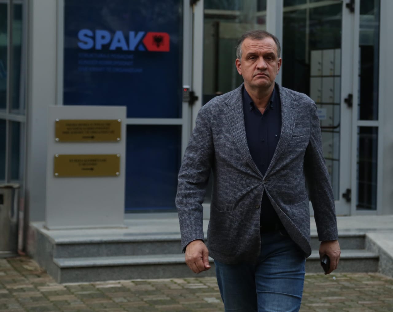 Ish-ministri i Shëndetësisë, Ilir Beqaj gjatë paraqitjes në SPAK. Foto: LSA. 