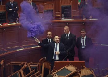 Kuvendi zhvillon punimet në një situatë të tensionuar