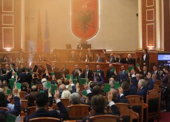 Mazhoranca miraton buxhetin mes tymit dhe kaosit në Kuvend