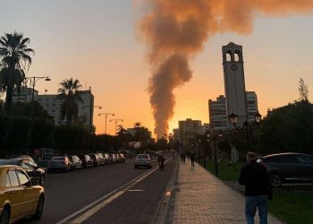 Elbasani mbulohet nga tymi pas zjarrit në fushën e skrapit të Kurum