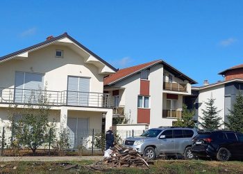 Bastisen shtëpitë e aleatëve të Thaçit në Kosovë