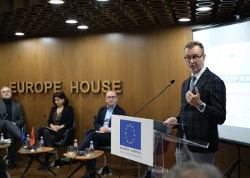 Studimi: Ndikimi i lartë i politikës tek media deformon politikat editoriale
