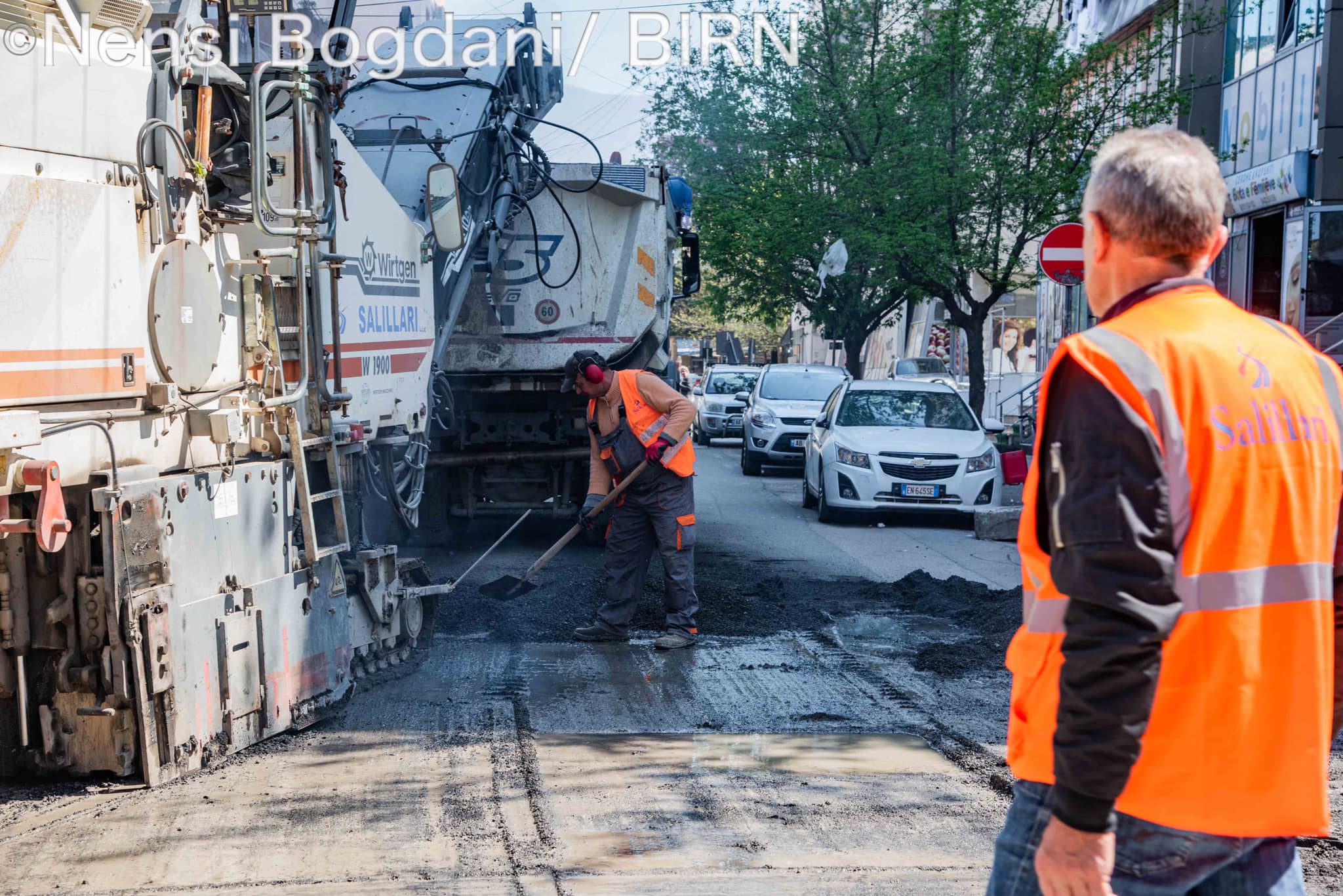 Një rrugë në Tiranë duke u asfaltuar para zgjedhjeve të 14 majit. Foto: Nensi Bogdani.