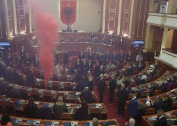 PS miraton rregulloren për përjashtimin me dy muaj të deputetëve