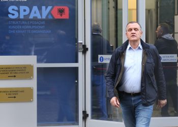 Dosjet e korrupsionit të nivelit të lartë në Shqipëri rrisin temperaturën politike