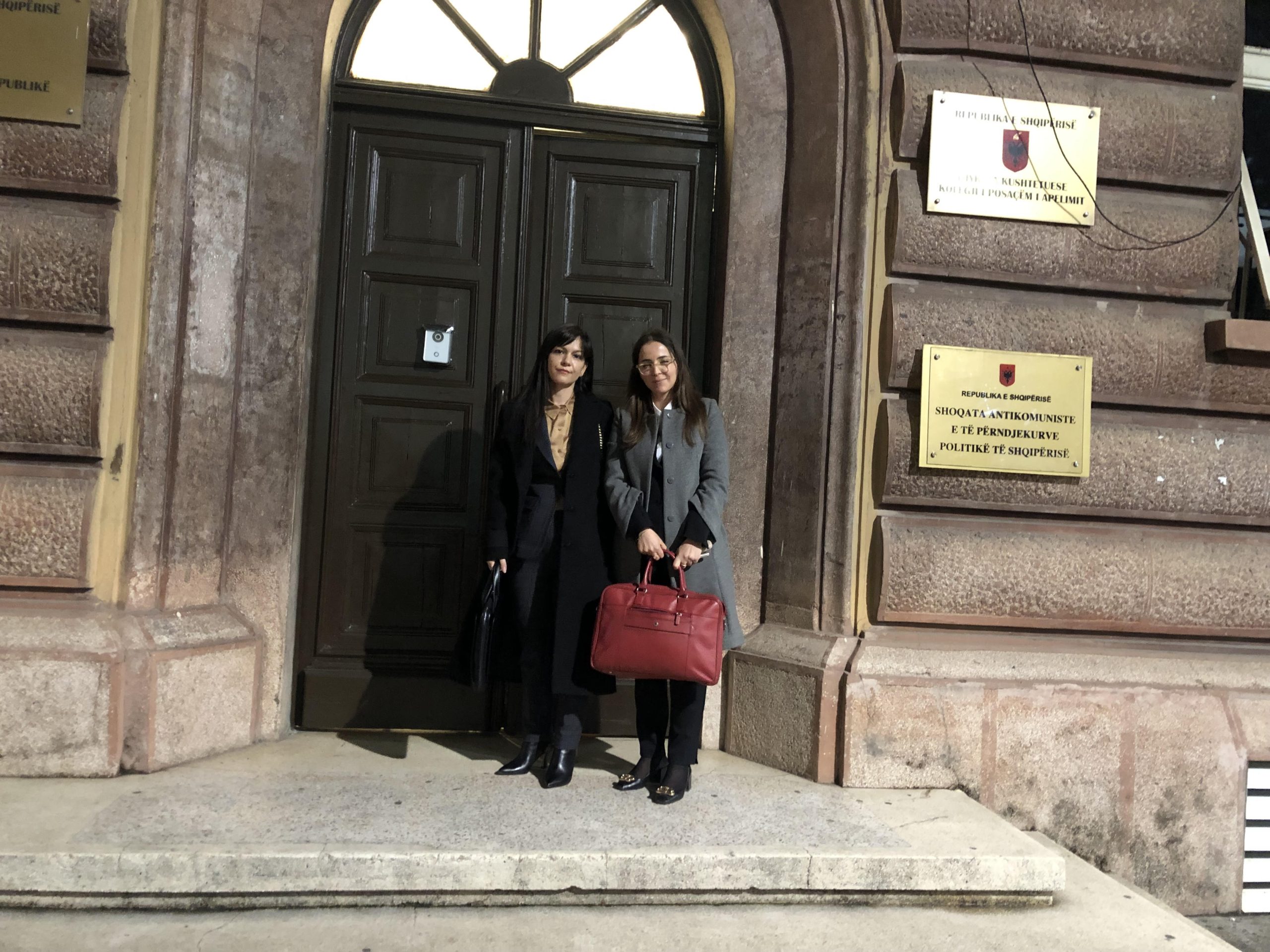 Prokurorja Mariola Mërtiri (majtas) dhe përfaqësuesja ligjore, Romina Zano pas seancës në KPA. Foto: Edmond Hoxhaj. 