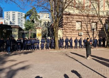 Bllokimi parlamentar në Shqipëri lë në pritje nisma të rëndësishme ligjore
