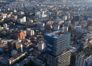 ‘Hendek skandaloz’: Qeveria i shet pallatet e konfiskuara 10 herë më lirë se tregu