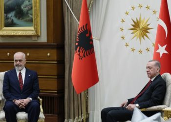 Ekspertët: Marrëveshja Turqi-Shqipëri rrezikon “eksportimin e propagandës së Erdoganit”