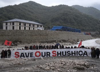 ‘Shpëtoni Shushicën’: Rritet protesta kundër projektit të ujësjellësit të ri Himarës