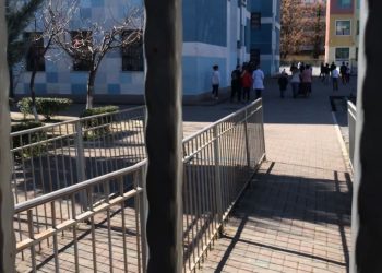 Policia tërhiqet pas presionit publik, arreston 40-vjeçarin që dhunoi rojën e shkollës